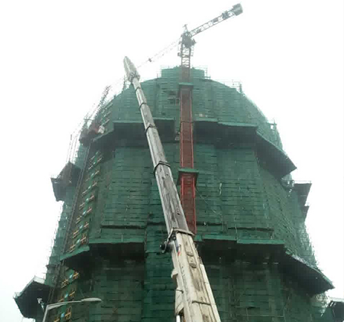 江津吊车在工地上作业